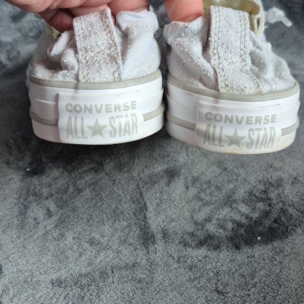 Converse Women's 8 Grey and White Scrunch Sneaker - Picture 5 of 8